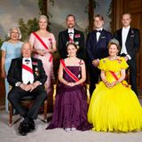 Auch die Familie stellte sich für ein Foto auf: Marit Tjessem (hinten von links nach rechts), Mutter der Kronprinzessin von Norwegen, Kronprinzessin Mette-Marit von Norwegen, Kronprinz Haakon von Norwegen, Marius Borg-Høiby,  Sohn der norwegischen Kronprinzessin Mette-Marit, Sverre Magnus, Prinz von Norwegen, König Harald V. (vorne von links nach rechts), Ingrid Alexandra von Norwegen, und Königin Sonja. 