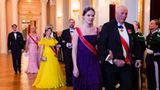Nach der Fotosession ging es zum Galadinner. Ingrid Alexandra erschien in einem dunkelvioletten Volantkleid von Alberta Ferretti, das einst ihrer Mutter Mette-Marit gehörte. König Harald geleitete die Prinzessin in den Speisesaal des Osloer Schlosses. Zur Feier des Tages trug die Erbprinzessin ein geerbtes Diadem ihrer Ururgroßmutter Prinzessin Ingeborg von Schweden.