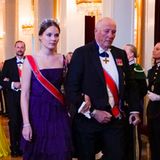 Nach der Fotosession ging es zum Galadinner. Ingrid Alexandra erschien in einem dunkelvioletten Volantkleid von Alberta Ferretti, das einst ihrer Mutter Mette-Marit gehörte. König Harald geleitete die Prinzessin in den Speisesaal des Osloer Schlosses. Zur Feier des Tages trug die Erbprinzessin ein geerbtes Diadem ihrer Ururgroßmutter Prinzessin Ingeborg von Schweden.