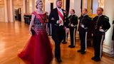 Königin Máxima und König Willem-Alexander der Niederlande waren unter den Gästen. Die niederländische Königin trug eine rote Robe von Jan Taminiau.