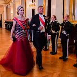 Königin Máxima und König Willem-Alexander der Niederlande waren unter den Gästen. Die niederländische Königin trug eine rote Robe von Jan Taminiau.