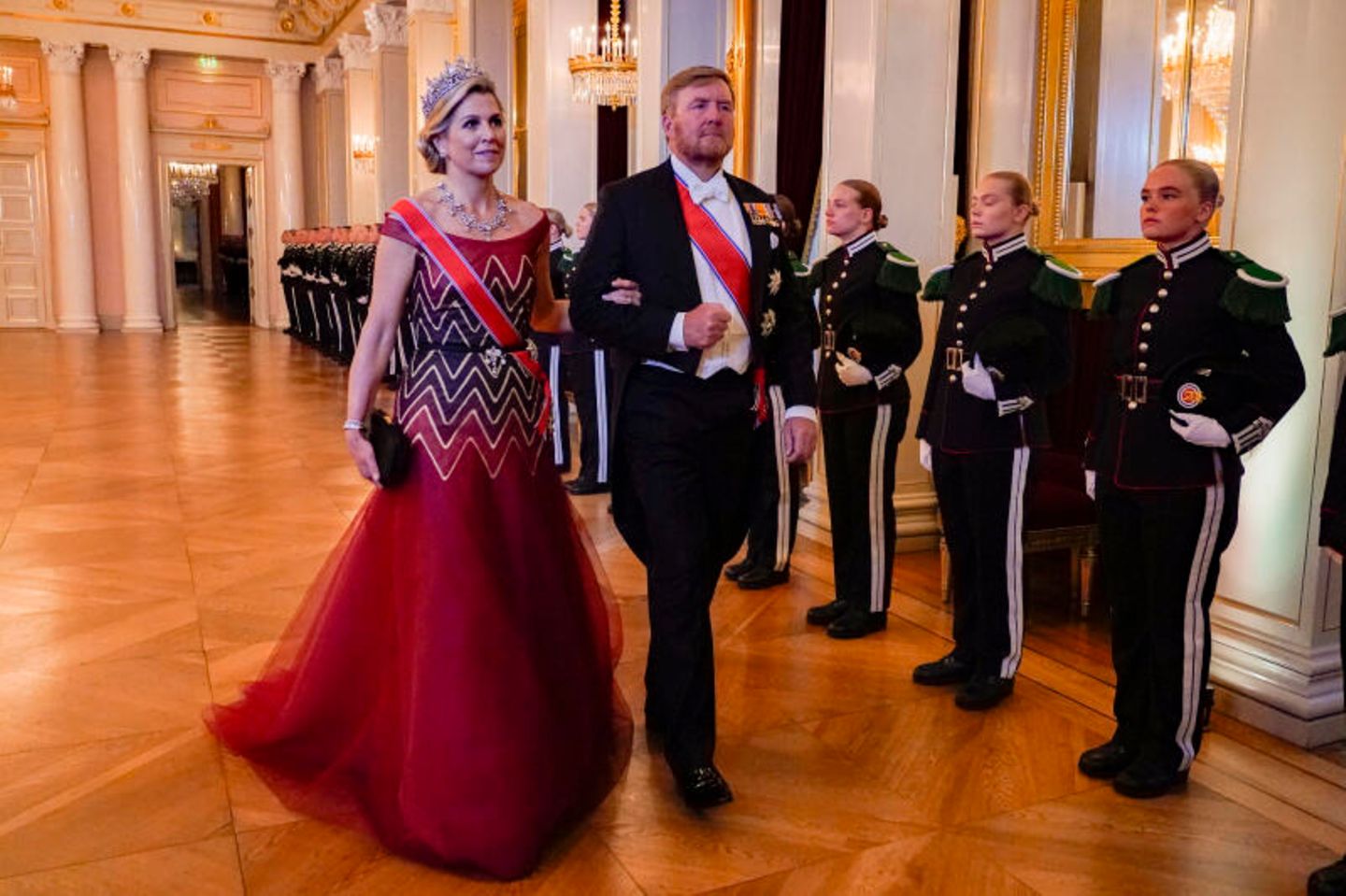 Königin Máxima und König Willem-Alexander der Niederlande waren unter den Gästen. Die niederländische Königin trug eine rote Robe von Jan Taminiau.
