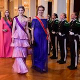Volants scheinen bei den Royals erstaunlicherweise in Mode zu sein. Die belgische Prinzessin Elisabeth entschied sich für ein fliederfarbenes Abendkleid von Armani. An ihrer Seite: Ihre Mutter Königin Mathilde von Belgien.  Hinter ihnen schreitet die niederländische Prinzessin Amalia am Arm von König Felipe. Für sie war es die erste offizielle Reise als Kronprinzessin. Wie für die norwegische Erbprinzessin war es auch für Amalia ein Diadem-Debüt. Und darauf hat sie sich schon lange gefreut, wie sie im vergangenen Jahr in einem Buch zu ihrem 18. Geburtstag erzählte. Schon als Kind habe sie oft mit den Juwelen ihrer Mutter gespielt und auch probeweise so ein Diadem aufgesetzt. Sie sei ein großer Fan, gestand sie der Buchautorin. "Zeig mir ein Diadem, und ich weiß, wo es herkommt. Ich kann alle Diademe von Europa erkennen."