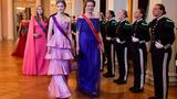 Volants scheinen bei den Royals erstaunlicherweise in Mode zu sein. Die belgische Prinzessin Elisabeth entschied sich für ein fliederfarbenes Abendkleid von Armani. An ihrer Seite: Ihre Mutter Königin Mathilde von Belgien.  Hinter ihnen schreitet die niederländische Prinzessin Amalia am Arm von König Felipe. Für sie war es die erste offizielle Reise als Kronprinzessin. Wie für die norwegische Erbprinzessin war es auch für Amalia ein Diadem-Debüt. Und darauf hat sie sich schon lange gefreut, wie sie im vergangenen Jahr in einem Buch zu ihrem 18. Geburtstag erzählte. Schon als Kind habe sie oft mit den Juwelen ihrer Mutter gespielt und auch probeweise so ein Diadem aufgesetzt. Sie sei ein großer Fan, gestand sie der Buchautorin. "Zeig mir ein Diadem, und ich weiß, wo es herkommt. Ich kann alle Diademe von Europa erkennen."