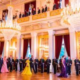 Unter den Blicken von 199 Gästen schreiten die Mitglieder der königlichen Familie durch den Großen Saal vor dem Galadinner. Prinzessin Ingrid Alexandra ist die Nummer zwei der norwegischen Thronfolge und somit die erste weibliche Thronerbin des Landes überhaupt. 