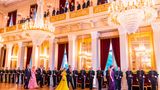 Unter den Blicken von 199 Gästen schreiten die Mitglieder der königlichen Familie durch den Großen Saal vor dem Galadinner. Prinzessin Ingrid Alexandra ist die Nummer zwei der norwegischen Thronfolge und somit die erste weibliche Thronerbin des Landes überhaupt. 