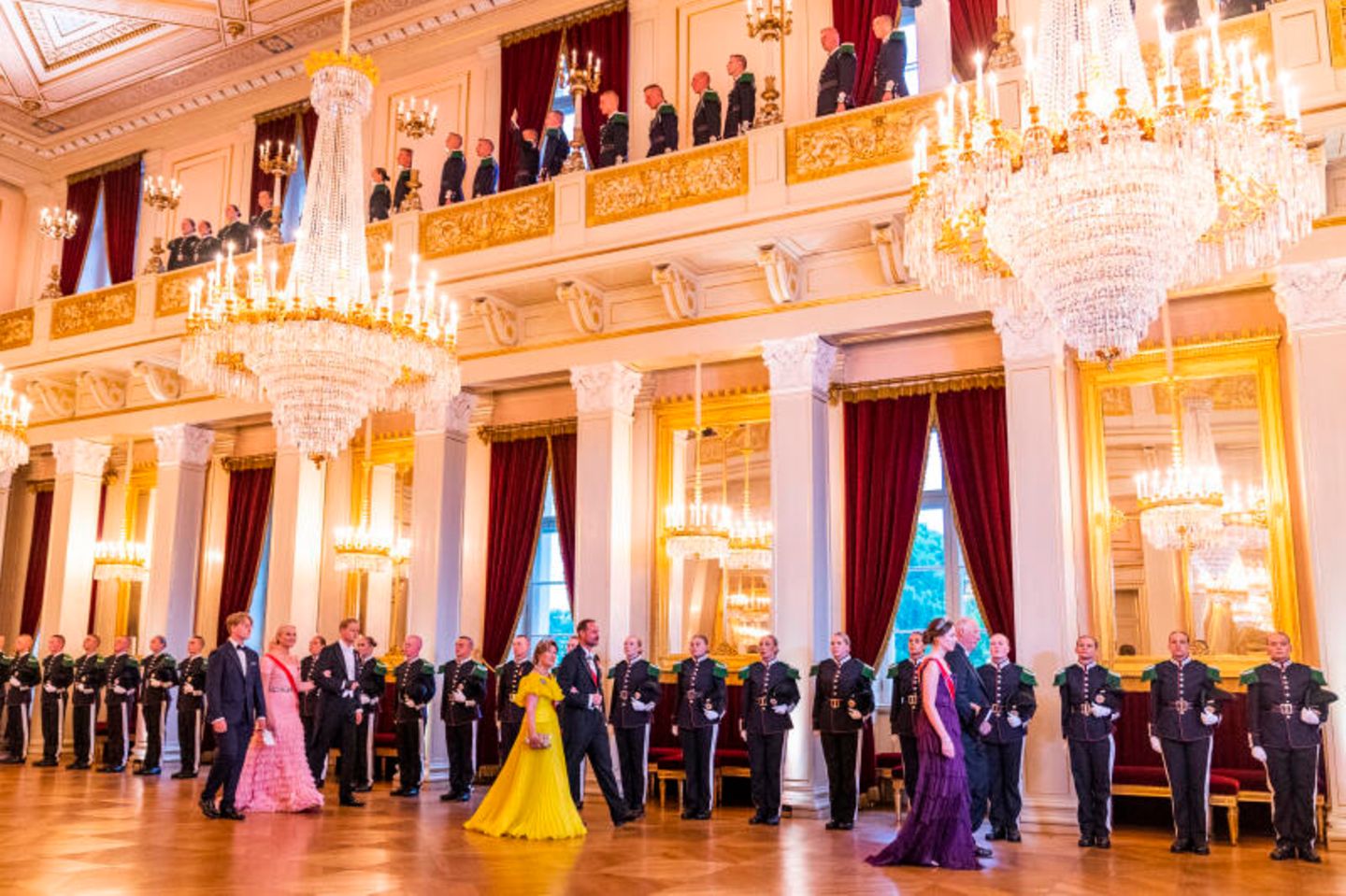 Unter den Blicken von 199 Gästen schreiten die Mitglieder der königlichen Familie durch den Großen Saal vor dem Galadinner. Prinzessin Ingrid Alexandra ist die Nummer zwei der norwegischen Thronfolge und somit die erste weibliche Thronerbin des Landes überhaupt. 