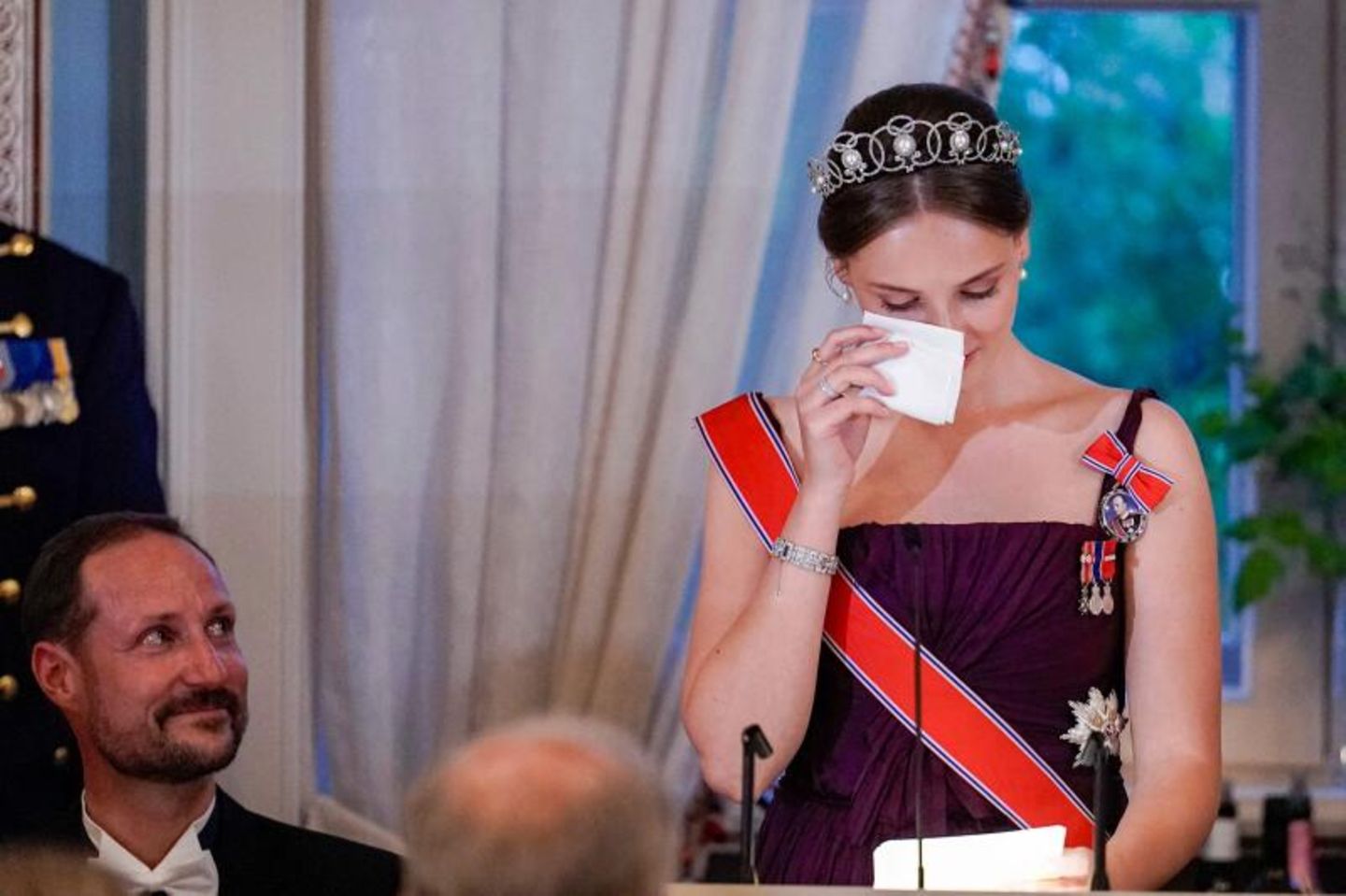 Bei ihrer großen Feier begrüßt Prinzessin Ingrid Alexandra ihre Gäste mit einer Rede. Dabei kämpfte die 18-Jährige mit den Tränen und muss schließlich zum Taschentuch greifen. Dass Royals aus ganz Europa angereist sind, um sie zu ehren, rührt die junge Prinzessin offensichtlich.