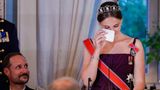 Bei ihrer großen Feier begrüßt Prinzessin Ingrid Alexandra ihre Gäste mit einer Rede. Dabei kämpfte die 18-Jährige mit den Tränen und muss schließlich zum Taschentuch greifen. Dass Royals aus ganz Europa angereist sind, um sie zu ehren, rührt die junge Prinzessin offensichtlich.