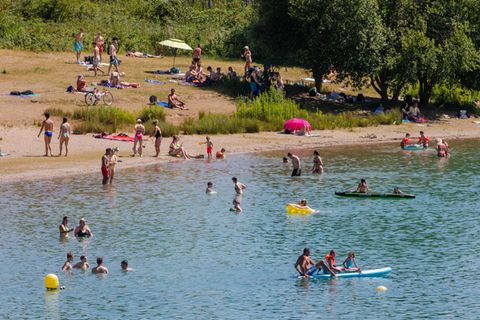 Menschen kühlen sich bei heißen Temperaturen in einem See ab