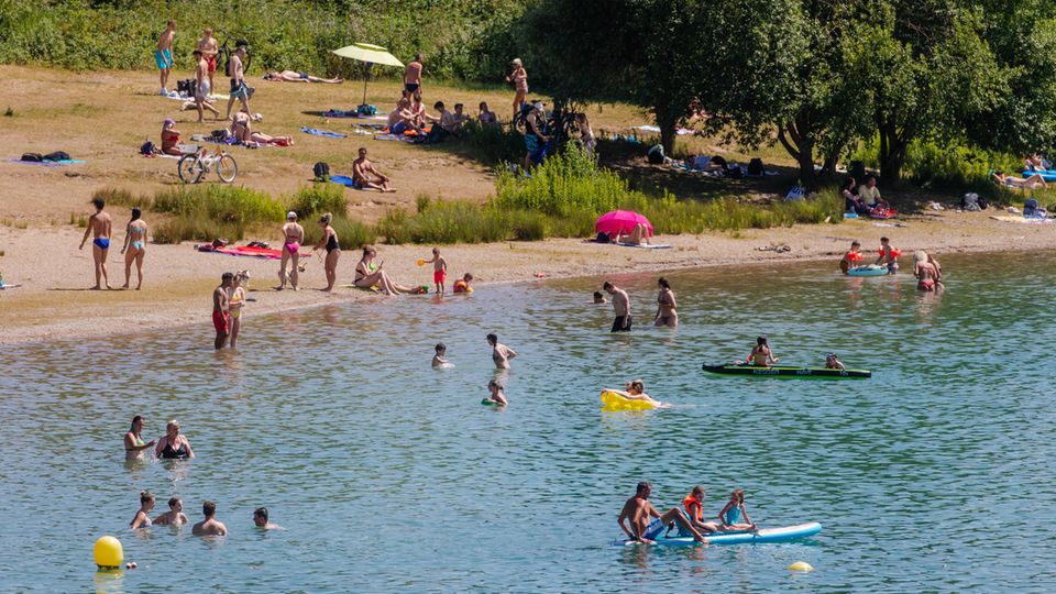 Menschen kühlen sich bei heißen Temperaturen in einem See ab