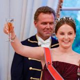 Sie dankte in ihrer Rede zunächst ihren Eltern und Geschwistern – Mama Mette-Marit unter anderem dafür, gemeinsam auf der Couch liegen und Serien wie "Sex and the City" schauen zu können. Großvater König Harald V. bekam einen Dank dafür, immer einen Witz auf Lager zu haben. Unter lautem Applaus schloss sie ihre Ansprache auf der prunkvollen Veranstaltung mit einem feierlichen "Skål!" – Prost!