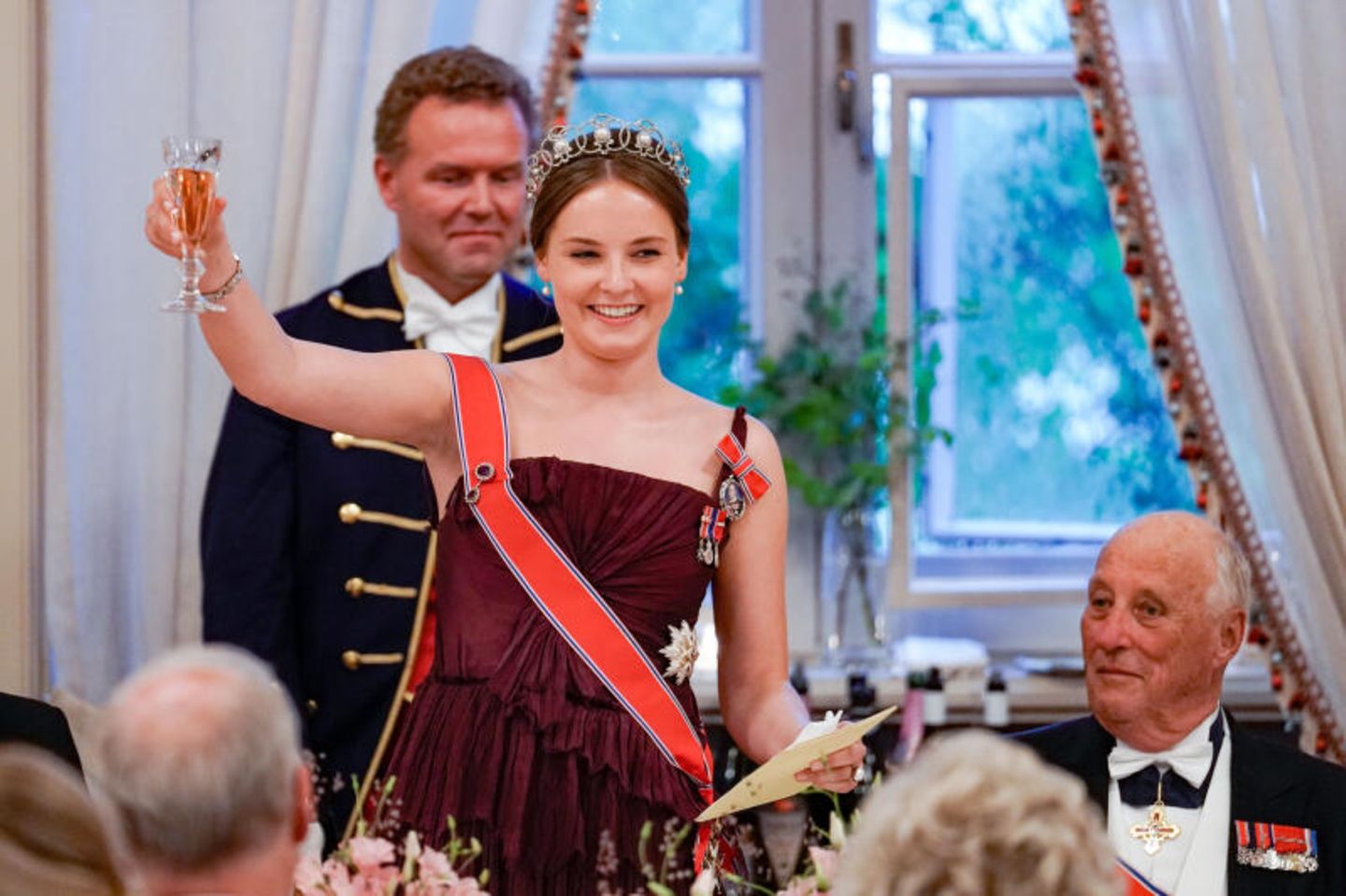 Sie dankte in ihrer Rede zunächst ihren Eltern und Geschwistern – Mama Mette-Marit unter anderem dafür, gemeinsam auf der Couch liegen und Serien wie "Sex and the City" schauen zu können. Großvater König Harald V. bekam einen Dank dafür, immer einen Witz auf Lager zu haben. Unter lautem Applaus schloss sie ihre Ansprache auf der prunkvollen Veranstaltung mit einem feierlichen "Skål!" – Prost!