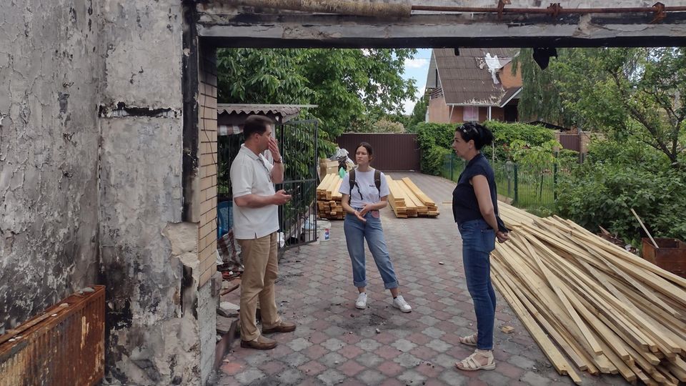 Partner der Stiftung stern: Zwei Helfer von ReliefAid (links und Mitte) besprechen mit einem Opfer eines Granatenangriffs die Reparatur ihres Hauses Zwei Helfer von ReliefAid (links und Mitte) besprechen mit einem Opfer eines Granatenangriffs die Reparatur ihres Hauses