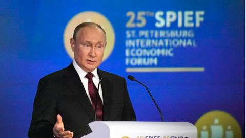 Wladimir Putin spricht während einer Plenarsitzung des Internationalen Wirtschaftsforums in St. Petersburg