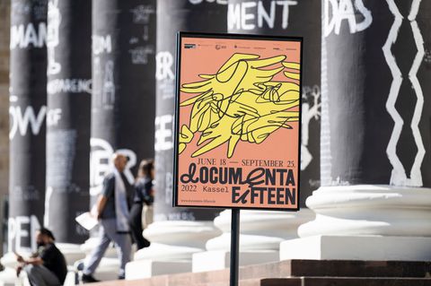 Ein Hinweisschild zur documenta fifteen vor dem Fridericianum