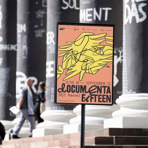 Ein Hinweisschild zur documenta fifteen vor dem Fridericianum
