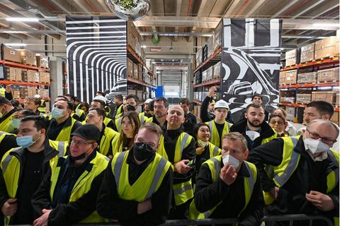 Mitarbeiter von Tesla nehmen an der Eröffnung der Fabrik in Grünheide bei Berlin teil