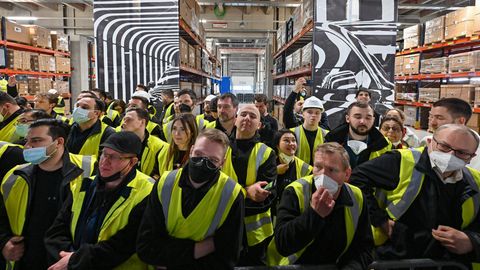 Mitarbeiter von Tesla nehmen an der Eröffnung der Fabrik in Grünheide bei Berlin teil