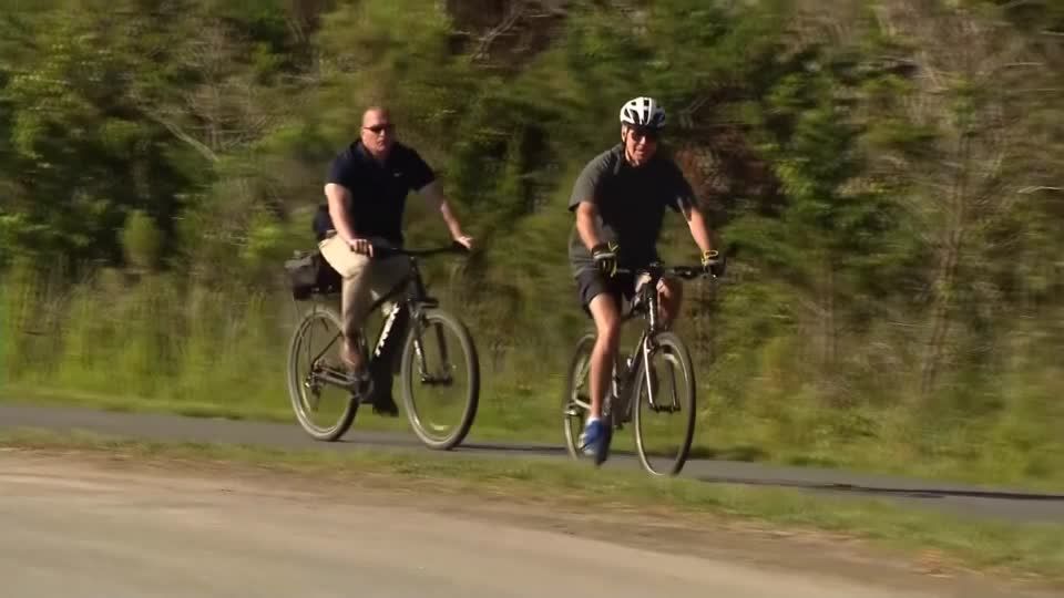 Video: Joe Biden stürzt vom Rad Video: Joe Biden stürzt vom Rad