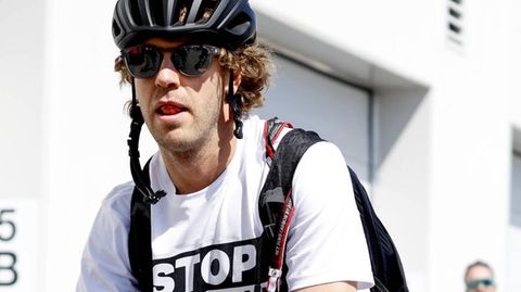 Kam mit Fahrrad und Botschaft auf dem Shirt ins Fahrerlager: Sebastian Vettel vor dem Rennen in Montreal.