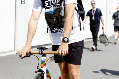 Kam mit Fahrrad und Botschaft auf dem Shirt ins Fahrerlager: Sebastian Vettel vor dem Rennen in Montreal.
