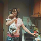 Regisseur David Wnendt ("Feuchtgebiete", "Er ist wieder da") wirft einen Blick auf den unteren Rand der Gesellschaft: Dreieinhalb Jahre saß die namentlich nicht näher bezeichnete Angeklagte (Jule Böwe) in Haft, das Gericht sprach sie schuldig, ihren Säugling getötet zu haben. Als sie nach Hause kommt, tötet sie ihren Ehemann (Patrick Joswig), der - wie ihr mittlerweile klar ist - für den Tod des Babys verantwortlich ist und sie dazu brachte, die Schuld auf sich zu nehmen. Nachdem sie im Gefängnis saß für eine Tat, die sich nicht beging, bleibt der Mord an ihrem Mann ungesühnt. Ausgleichende Gerechtigkeit?