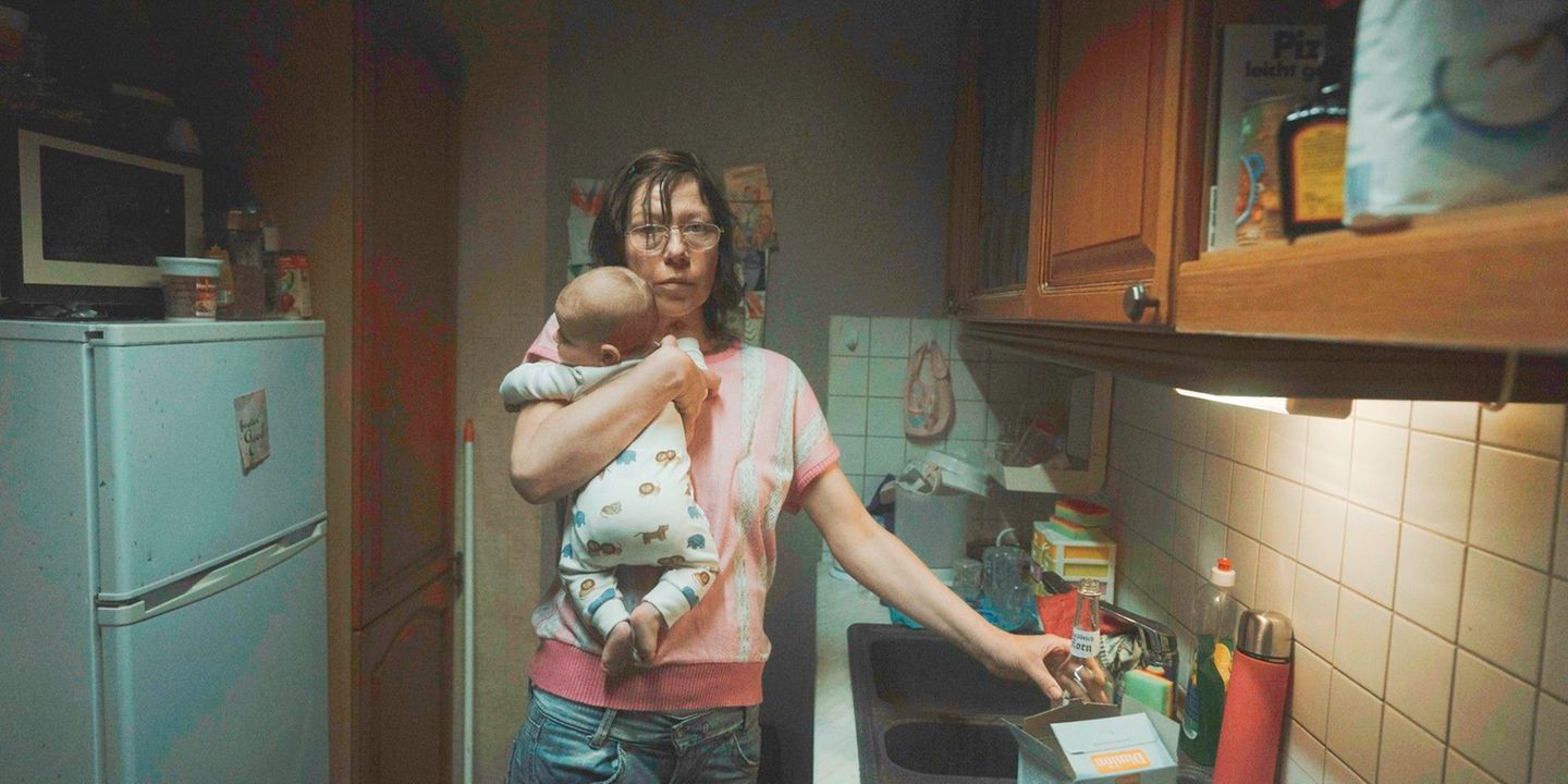 Regisseur David Wnendt ("Feuchtgebiete", "Er ist wieder da") wirft einen Blick auf den unteren Rand der Gesellschaft: Dreieinhalb Jahre saß die namentlich nicht näher bezeichnete Angeklagte (Jule Böwe) in Haft, das Gericht sprach sie schuldig, ihren Säugling getötet zu haben. Als sie nach Hause kommt, tötet sie ihren Ehemann (Patrick Joswig), der - wie ihr mittlerweile klar ist - für den Tod des Babys verantwortlich ist und sie dazu brachte, die Schuld auf sich zu nehmen. Nachdem sie im Gefängnis saß für eine Tat, die sich nicht beging, bleibt der Mord an ihrem Mann ungesühnt. Ausgleichende Gerechtigkeit?