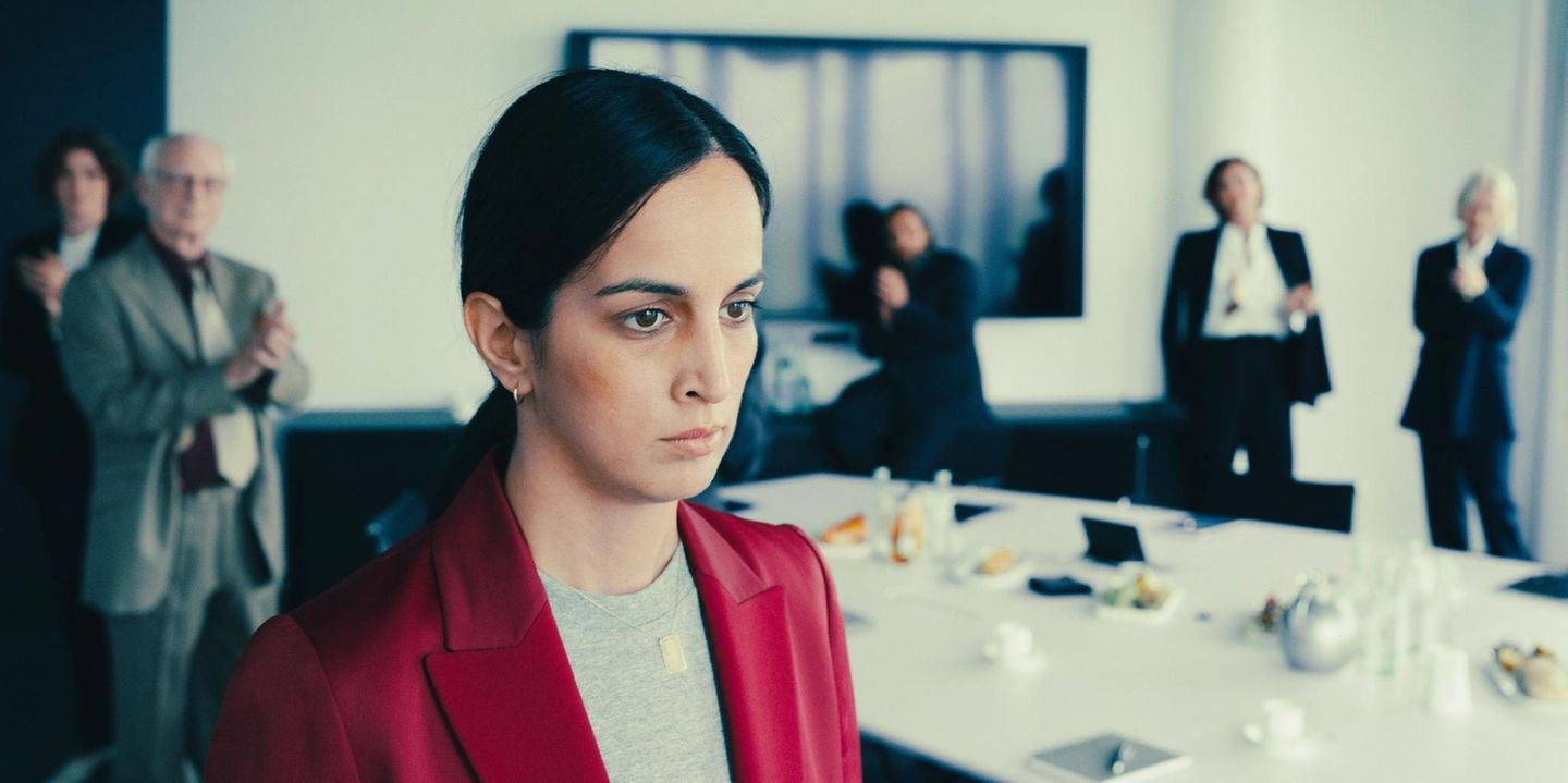 Die junge Anwältin Seyma (Ebru "Ebow" Düzgün) wird von ihren Kollegen gefeiert: Sie hat einen Verfahrensfehler entdeckt und somit einen verloren geglaubten Fall gewonnen. Doch der Preis ist hoch: Ein brutaler Menschenhändler kommt deswegen auf freien Fuß. Seyma kann sich über ihren Erfolg nicht freuen. Ihr Glaube an das Recht ist schwer erschüttert. Die Schriftstellerin und Filmemacherin Helene Hegemann führt Regie - und verleiht dem Film ihren ganz eigenen, aus "Axolotl Overkill" bekannten Sound.