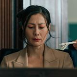 Es sind die Tränen einer Schöffin, die den Prozess gegen einen Frauenschläger zum Platzen bringen und dafür sorgen, dass dieser ungeschoren davon kommt. Dieser sensibel erzählte Film von Regisseurin Mia Spengler handelt von weit mehr als von einer gescheiterten Gerichtsverhandlung: Es ist die Geschichte einer Frau (Elisabeth Hofmann), die ihr Leben lang von Männern ausgenutzt und unterdrückt wird - und die das erst durch den Freispruch eines misogynen Mannes realisiert. 