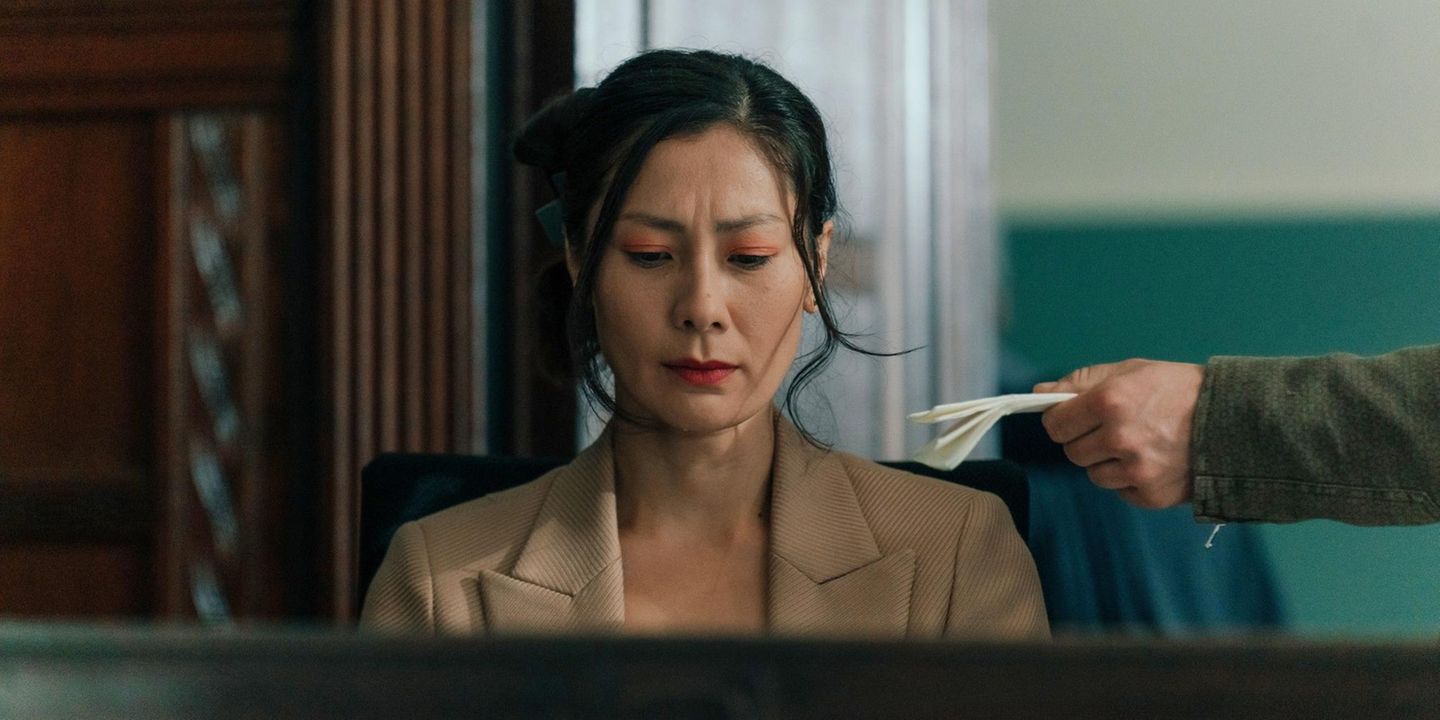 Es sind die Tränen einer Schöffin, die den Prozess gegen einen Frauenschläger zum Platzen bringen und dafür sorgen, dass dieser ungeschoren davon kommt. Dieser sensibel erzählte Film von Regisseurin Mia Spengler handelt von weit mehr als von einer gescheiterten Gerichtsverhandlung: Es ist die Geschichte einer Frau (Elisabeth Hofmann), die ihr Leben lang von Männern ausgenutzt und unterdrückt wird - und die das erst durch den Freispruch eines misogynen Mannes realisiert. 