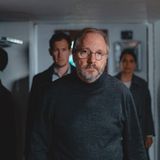 Der Eigenbrödler Felix Ascher (Olli Dittrich) erbt das Seehaus eines Großvaters in Oberbayern. Hier hat er die wenigen glücklichen Momente seiner Kindheit erlebt. In der Gegenwart findet der Mittfünfziger jedoch keinen Frieden. Nachbarn stören seine Ruhe, bis er eines Tages zum Gewehr greift. Obwohl der Fall klar ist und die Polizei ein Geständnis aufgenommen hat, kommt der Mann wieder frei. Regie führte Patrick Vollrath, der 2016 für seinen Kurzfilm "Alles wird gut" für den Oscar nominiert wurde. Er bringt das Kunststück fertig, dass man für Felix Ascher Verständnis aufbringt, ohne seine Tat damit entschuldigen zu können. Auch hier bleibt am Ende die Frage: Schützt das Recht die Falschen?