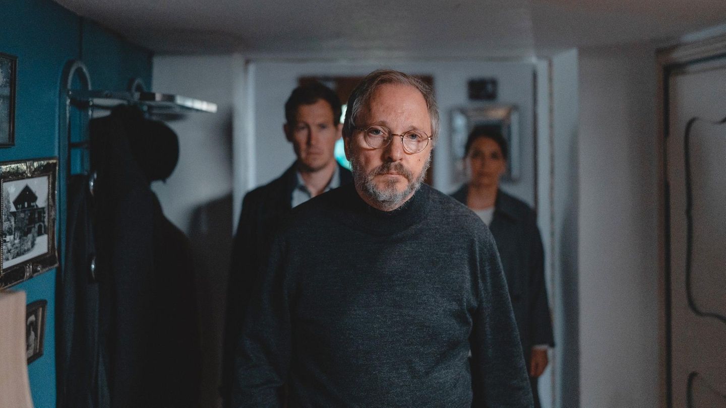 "Das Seehaus" von Patrick Vollrath Der Eigenbrödler Felix Ascher (Olli Dittrich) erbt das Seehaus eines Großvaters in Oberbayern. Hier hat er die wenigen glücklichen Momente seiner Kindheit erlebt. In der Gegenwart findet der Mittfünfziger jedoch keinen Frieden. Nachbarn stören seine Ruhe, bis er eines Tages zum Gewehr greift. Obwohl der Fall klar ist und die Polizei ein Geständnis aufgenommen hat, kommt der Mann wieder frei. Regie führte Patrick Vollrath, der 2016 für seinen Kurzfilm "Alles wird gut" für den Oscar nominiert wurde. Er bringt das Kunststück fertig, dass man für Felix Ascher Verständnis aufbringt, ohne seine Tat damit entschuldigen zu können. Auch hier bleibt am Ende die Frage: Schützt das Recht die Falschen?