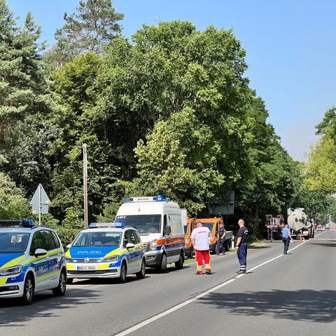 Die Polizei fordert Anwohner in Tiefenbrunn auf, ihre Häuser zu verlassen