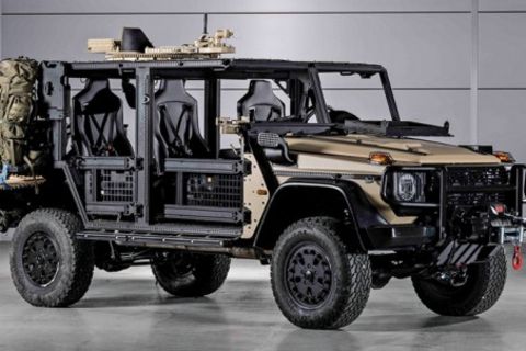 Ein Geländewagen mit Militärausrüstung
