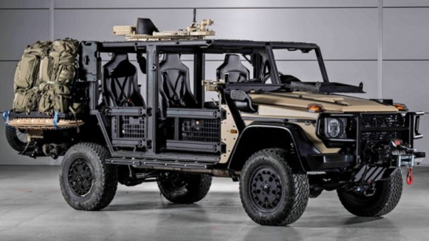 Ein Geländewagen mit Militärausrüstung
