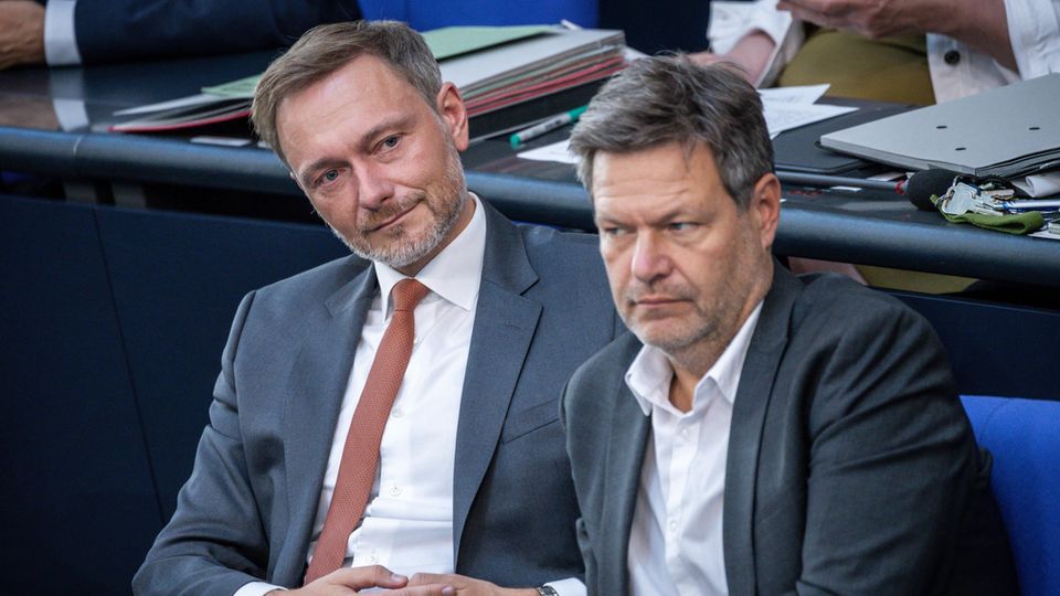 Bundesfinanzminister Christian Lindner (l., FDP) und Bundeswirtschaftsminister Robert Habeck (Bündnis 90/Die Grünen)