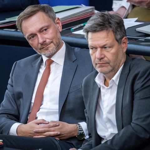 Bundesfinanzminister Christian Lindner (l., FDP) und Bundeswirtschaftsminister Robert Habeck (Bündnis 90/Die Grünen)