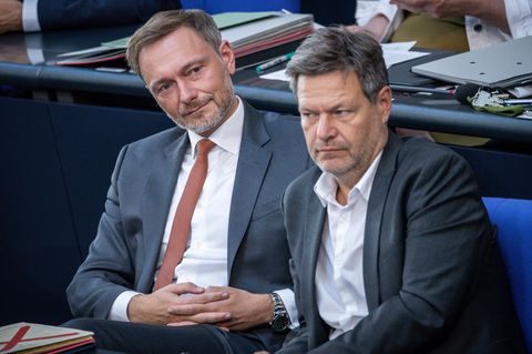 Bundesfinanzminister Christian Lindner (l., FDP) und Bundeswirtschaftsminister Robert Habeck (Bündnis 90/Die Grünen)
