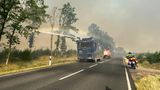 Die Polizei ist mit Wasserwerfern im Einsatz, um die Flammen zu löschen