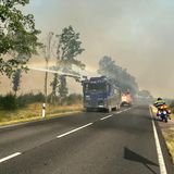 Die Polizei ist mit Wasserwerfern im Einsatz, um die Flammen zu löschen