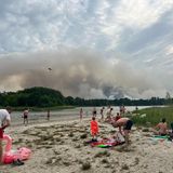 …während Ausflügler die Rauchschwaden beobachten.