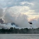 Ein Löschhubschrauber ist wegen des Waldbrandes bei Treuenbrietzen im Einsatz und hat Wasser am Seddiner See getankt…