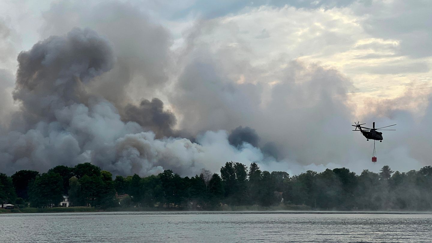 Ein Löschhubschrauber ist wegen des Waldbrandes bei Treuenbrietzen im Einsatz und hat Wasser am Seddiner See getankt…