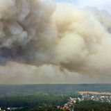 Der Himmel über Beelitz wird von einer dichten Rauchwolke verhüllt