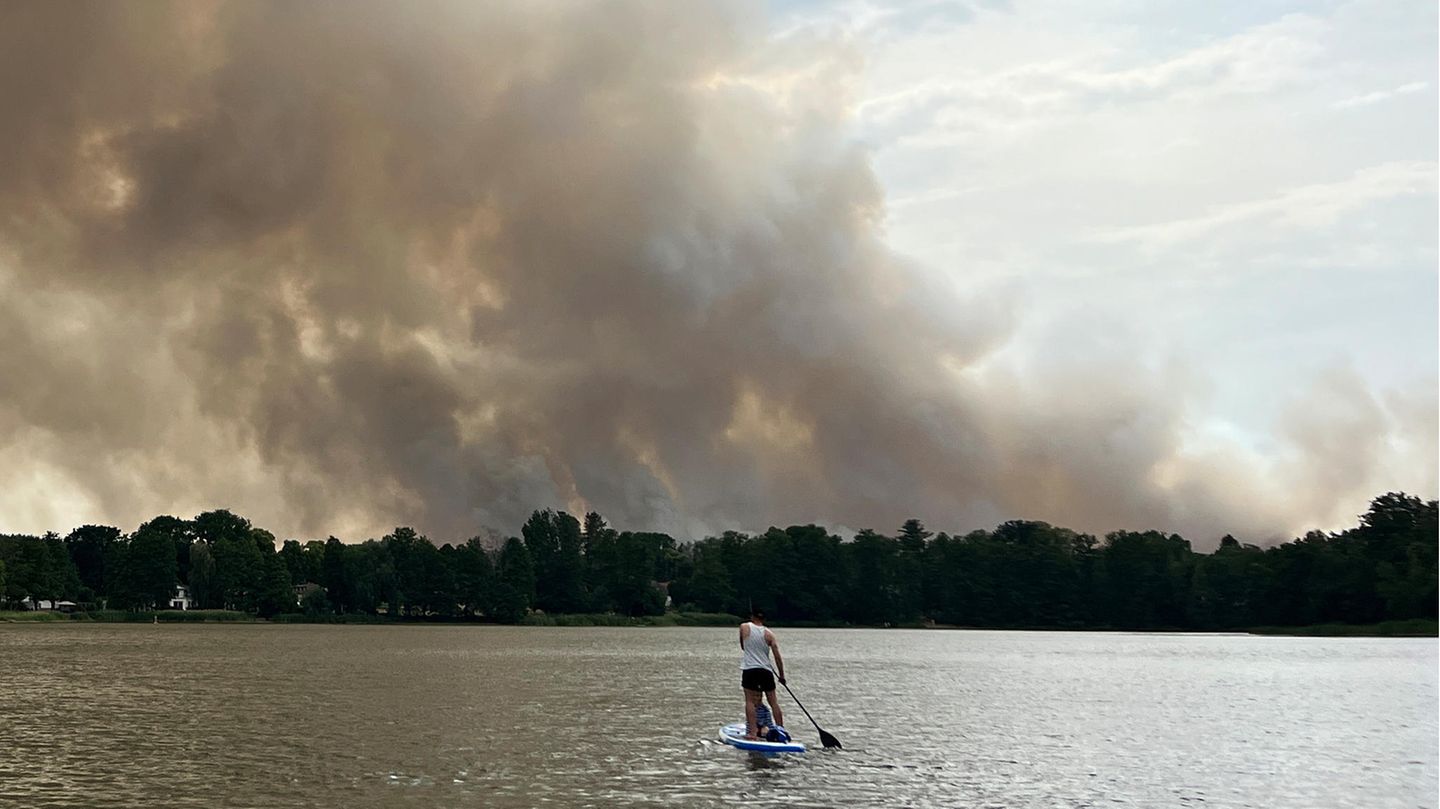 Auch vom Wasser aus ist der Rauch durch den Waldbrand bei Treuenbrietzen deutlich sichtbar