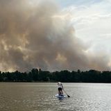 Auch vom Wasser aus ist der Rauch durch den Waldbrand bei Treuenbrietzen deutlich sichtbar