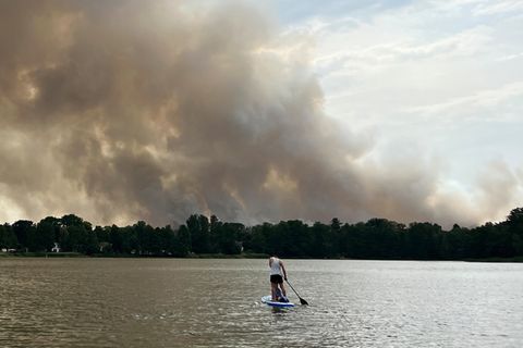Auch vom Wasser aus ist der Rauch durch den Waldbrand bei Treuenbrietzen deutlich sichtbar