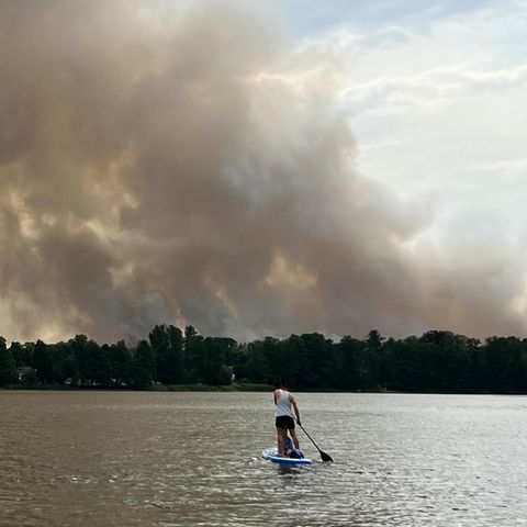 Auch vom Wasser aus ist der Rauch durch den Waldbrand bei Treuenbrietzen deutlich sichtbar