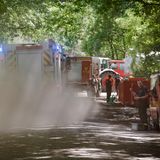 Auch Großgerät der Feuerwehr kommt bei der Brandbekämpfung zum Einsatz